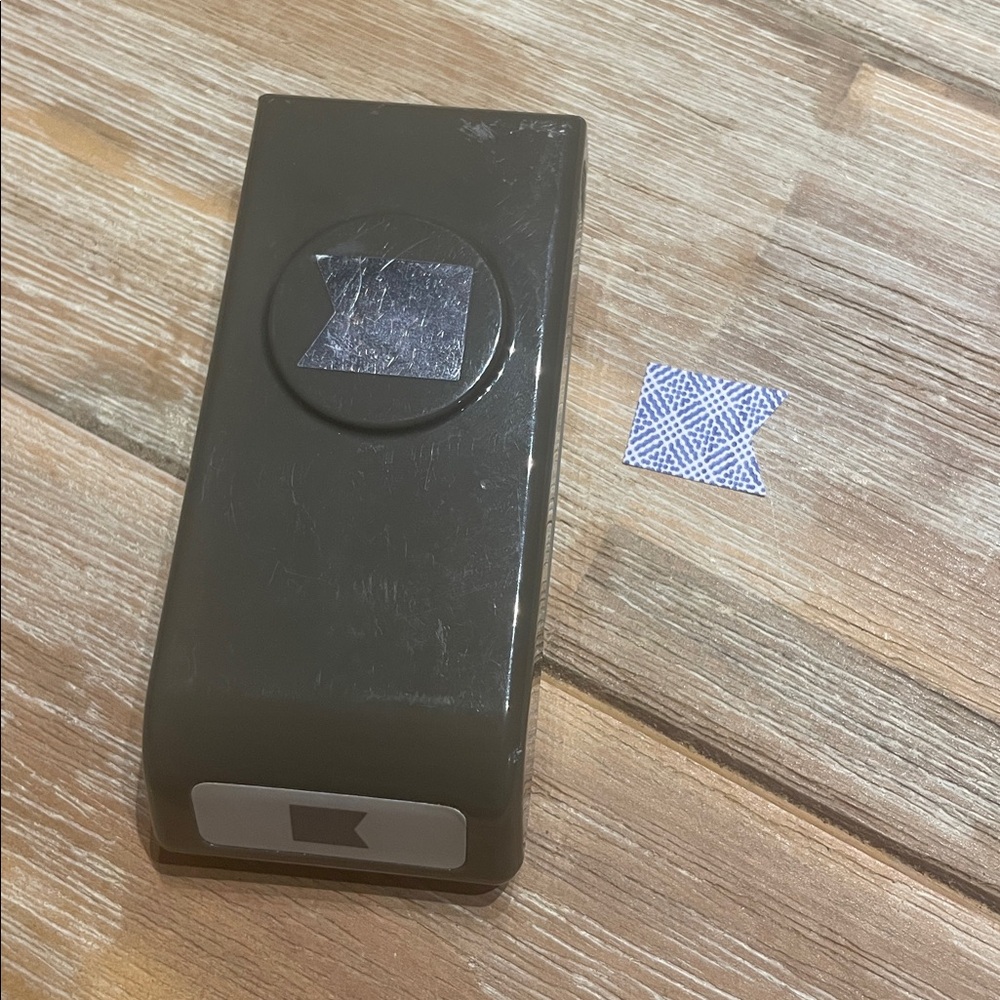 Stampin' Up! - Pop up Paper Punch - BITTY BANNER - Tags - 3/4" x 5/8"